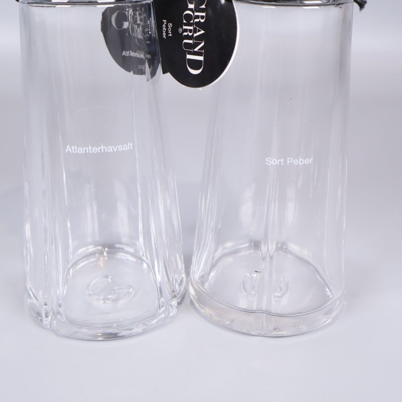 Stilrena glaskvarnar märkta med texten Atlantterhavssalt och Sort Peber