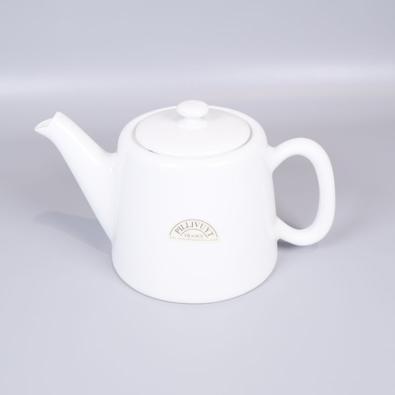 Vit tepotta i porslin med handtag och pip