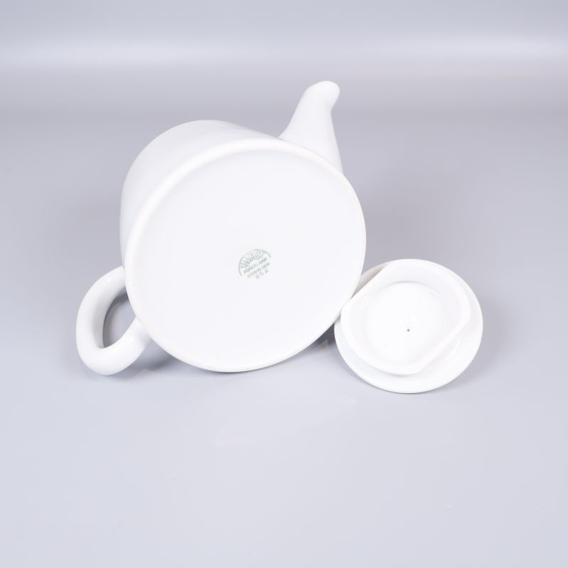 Tepottans undersida med stämpel och lock