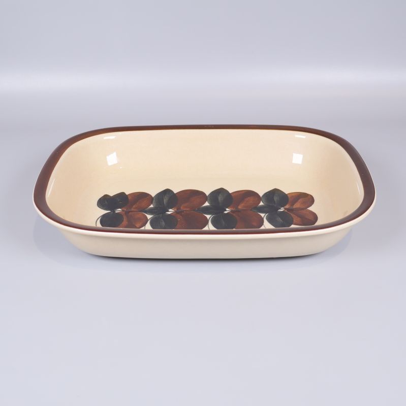Ugnsform med rundade hörn och grafiskt bladmönster