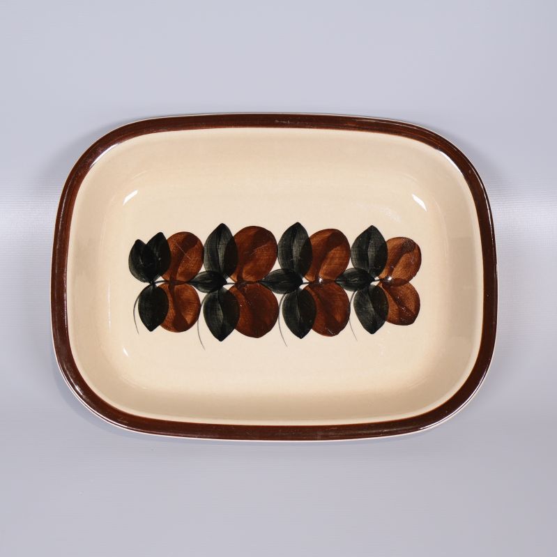 Ovanifrånvy av ugnsform med brunt och svart mönster