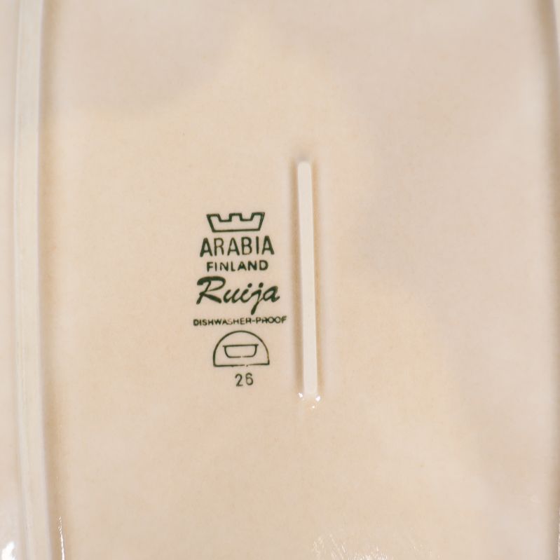 Närbild på Arabia Finland Ruija-stämpel på undersidan