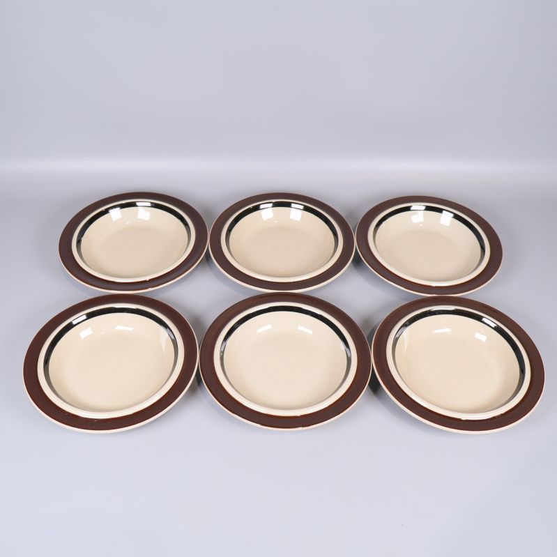 Sex djupa tallrikar med bruna och svarta ränder