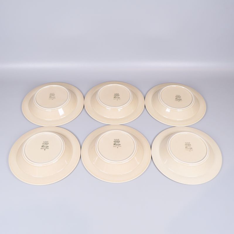 Tallrikarna sedda underifrån med märkning