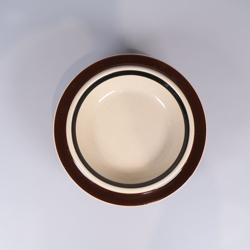 En djup tallrik ovanifrån med brun kant