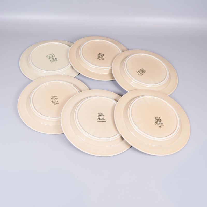 Sex tallrikar med undersidan synlig och Arabia-stämpel