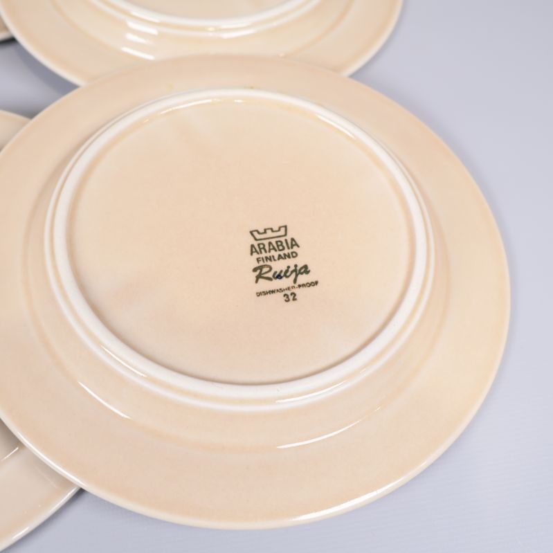 Närbild på Arabia Finland Ruija-stämpel på tallrik