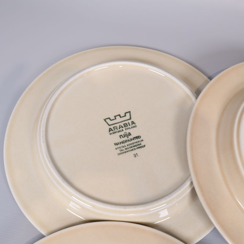Arabia Finland-stämpel på undersidan av en tallrik