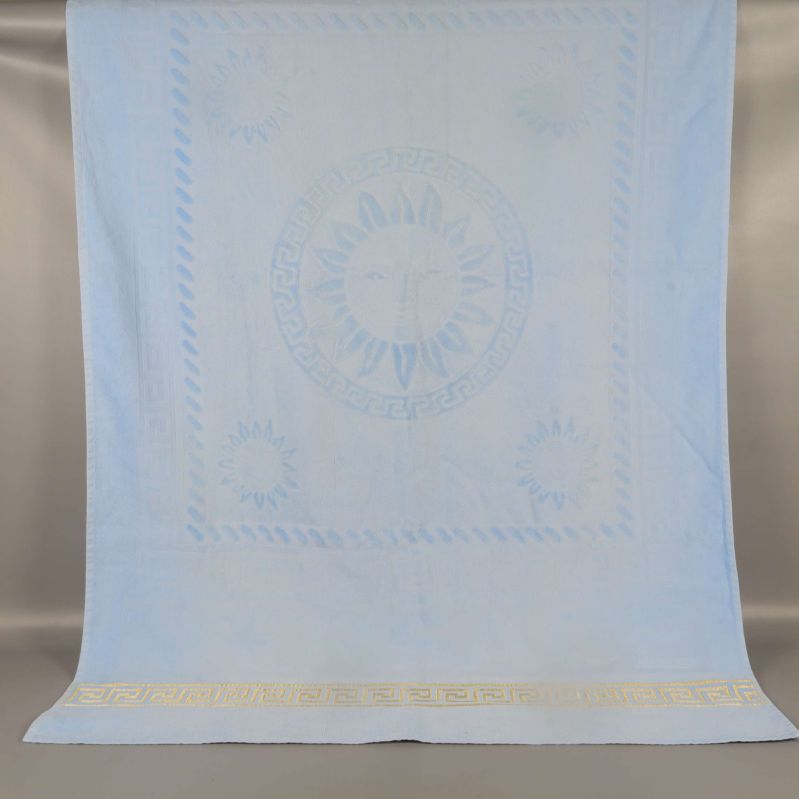 Upphängd ljusblå handduk med solmotiv i mitten