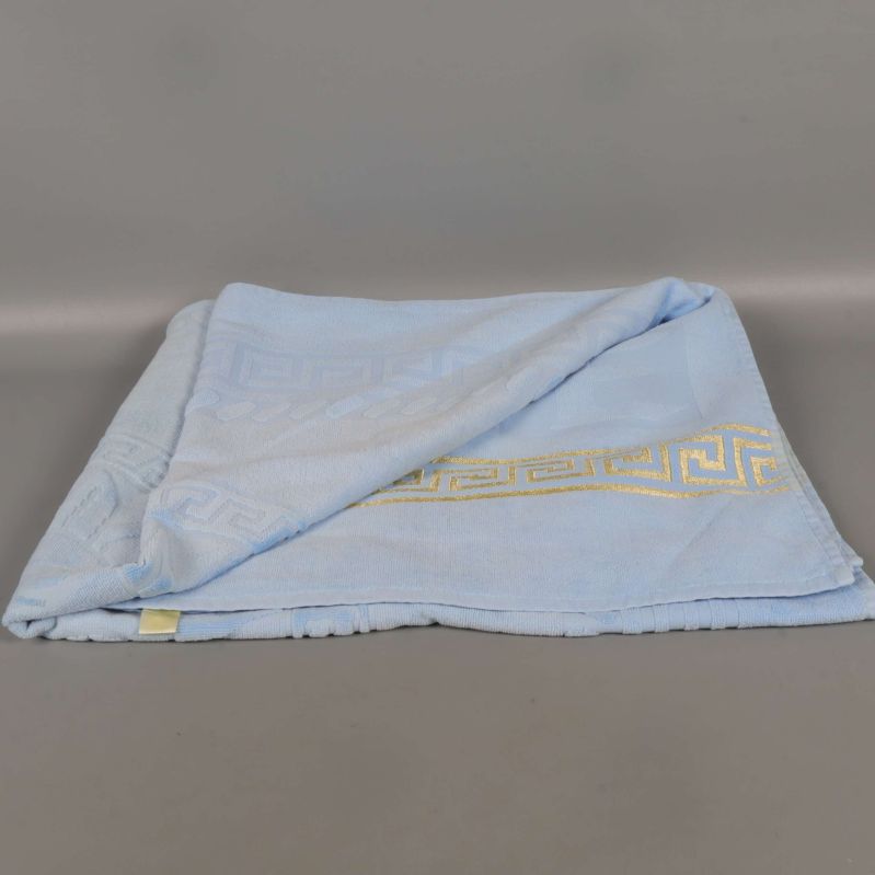 Handduk delvis vikt med synlig dekorbård