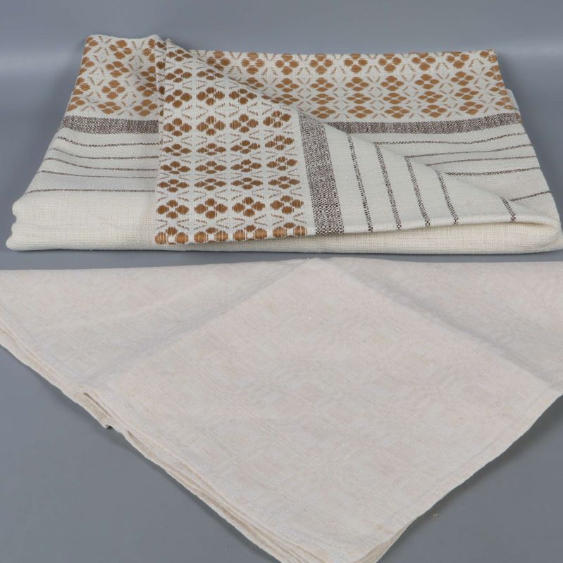 Bordduk med mönster tillsammans med fem vikta servetter