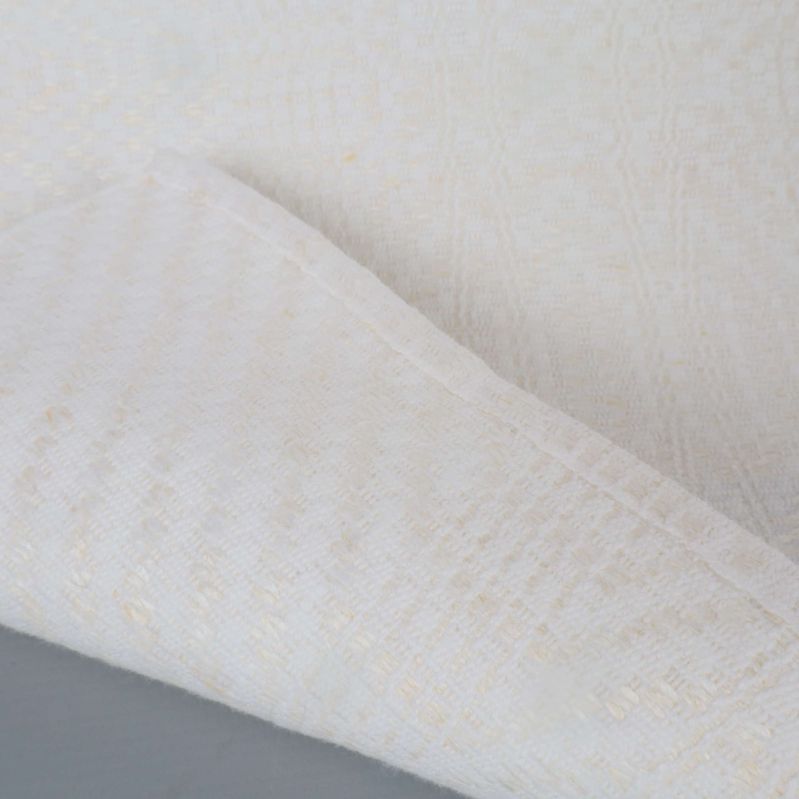 Hörn av vit duk vikt med synlig struktur