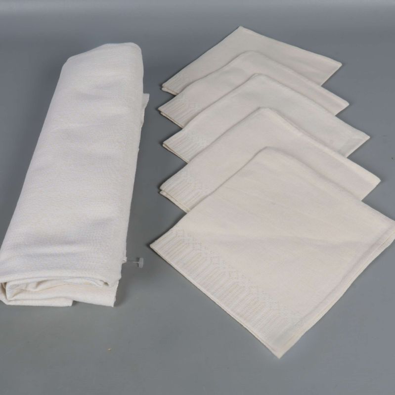 Duk och fem servetter snyggt upplagda på rad