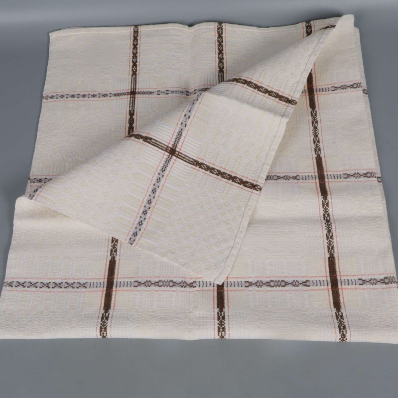 Ljus fyrkantig duk med brunt rutmönster vikt hörn