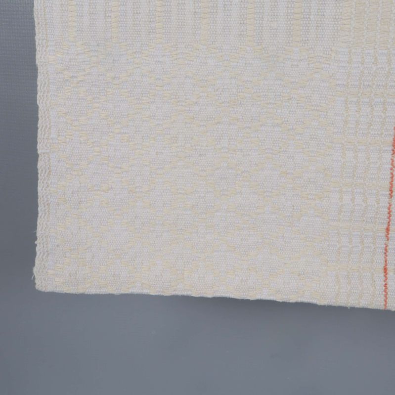 Närbild på tygstruktur och hörn av bordsduk