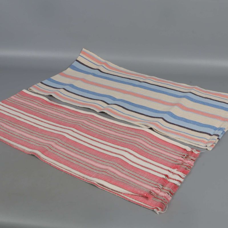 Två textillöpare med olika färgade ränder ligger utlagda