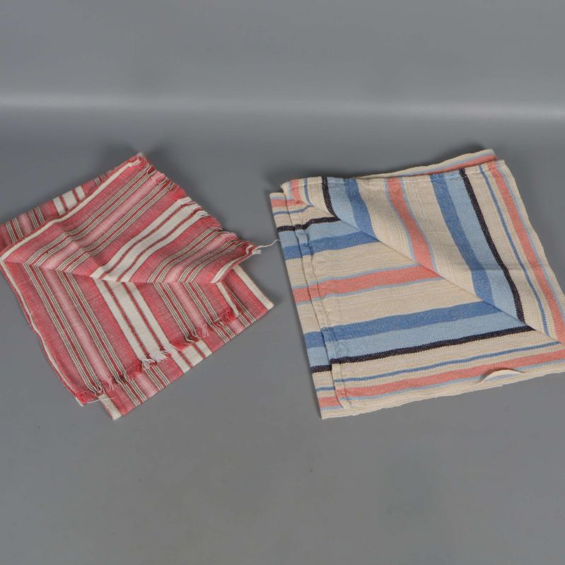 Löparna ihopvikta bredvid varandra på grå bakgrund