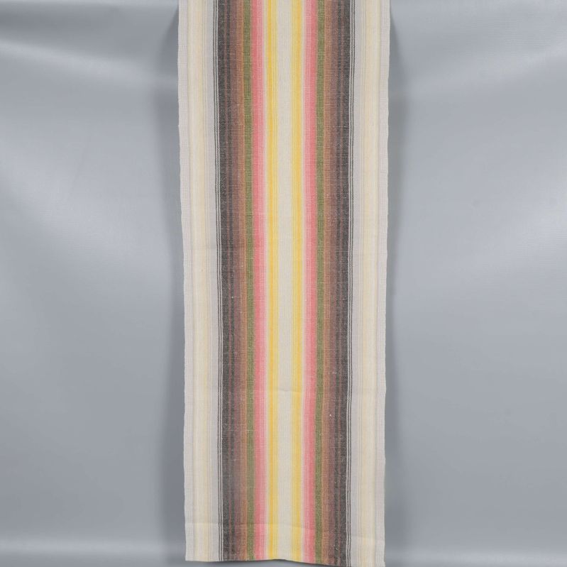 Löpare med ränder i rosa och gul nyans på vit botten