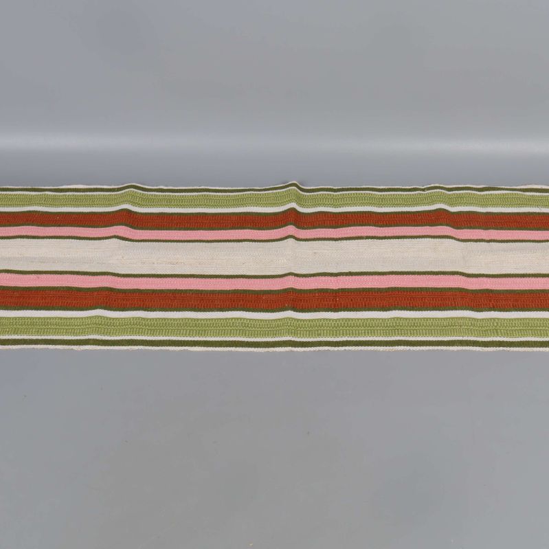 Löpare med röda och gröna ränder på vit botten