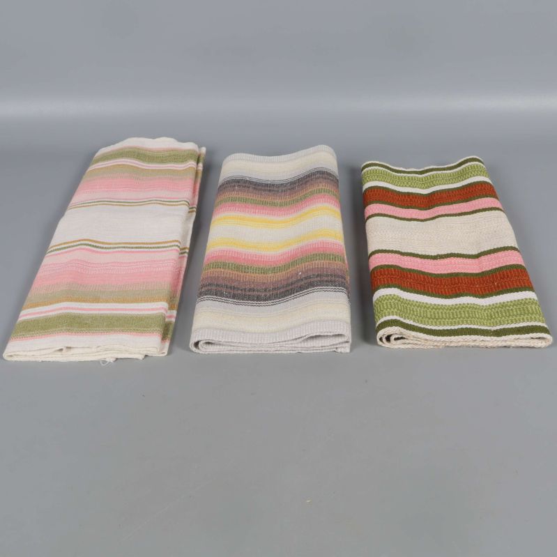 Tre vikta löpare med olika randiga färgval på rad