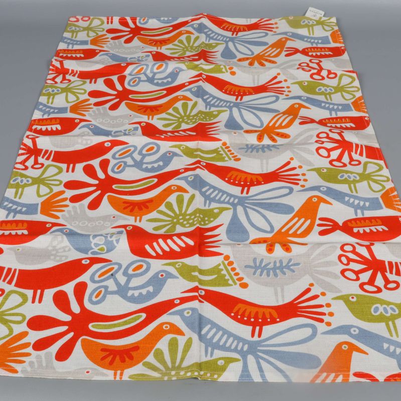 Fågelmönstrad duk fotograferad uppifrån för tydlig översikt