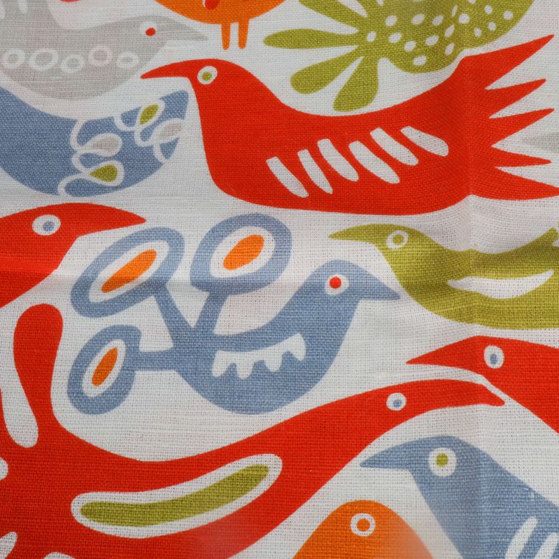 Närbild av färgglada fåglar på textil