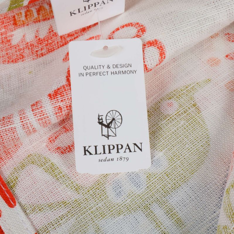 Klippan märkesetikett fäst på dukens hörn