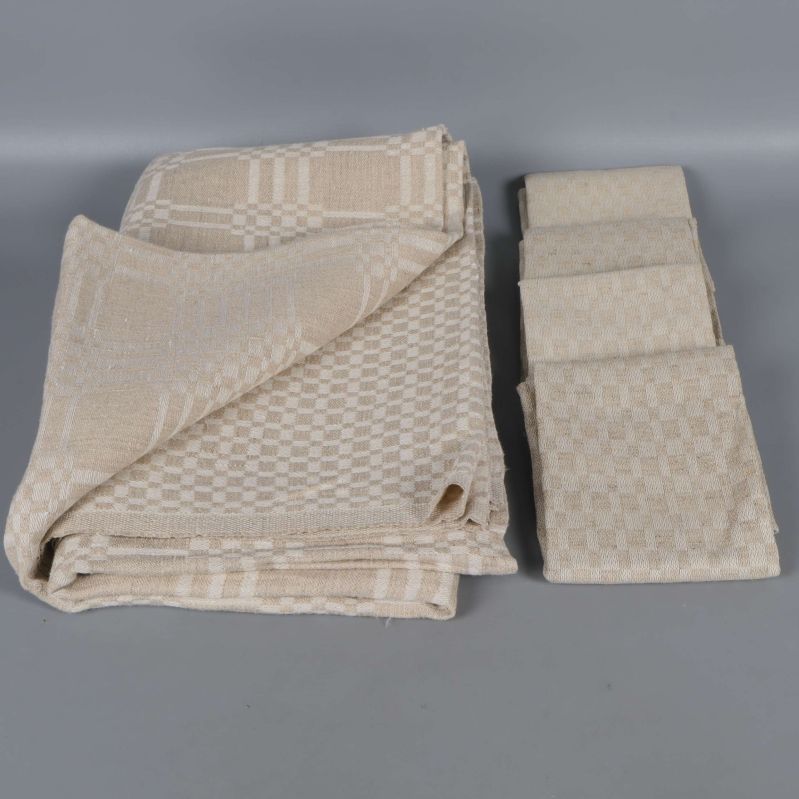 Duk och fyra vikta servetter i beige rutigt tyg