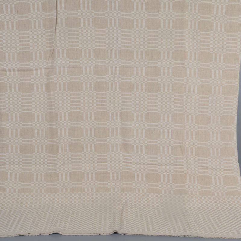 Hel duk utlagd i rutigt beige mönster mot grå bakgrund