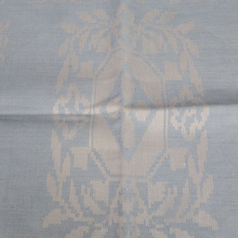 Närbild av centrum på servetten med vävda dekorationer