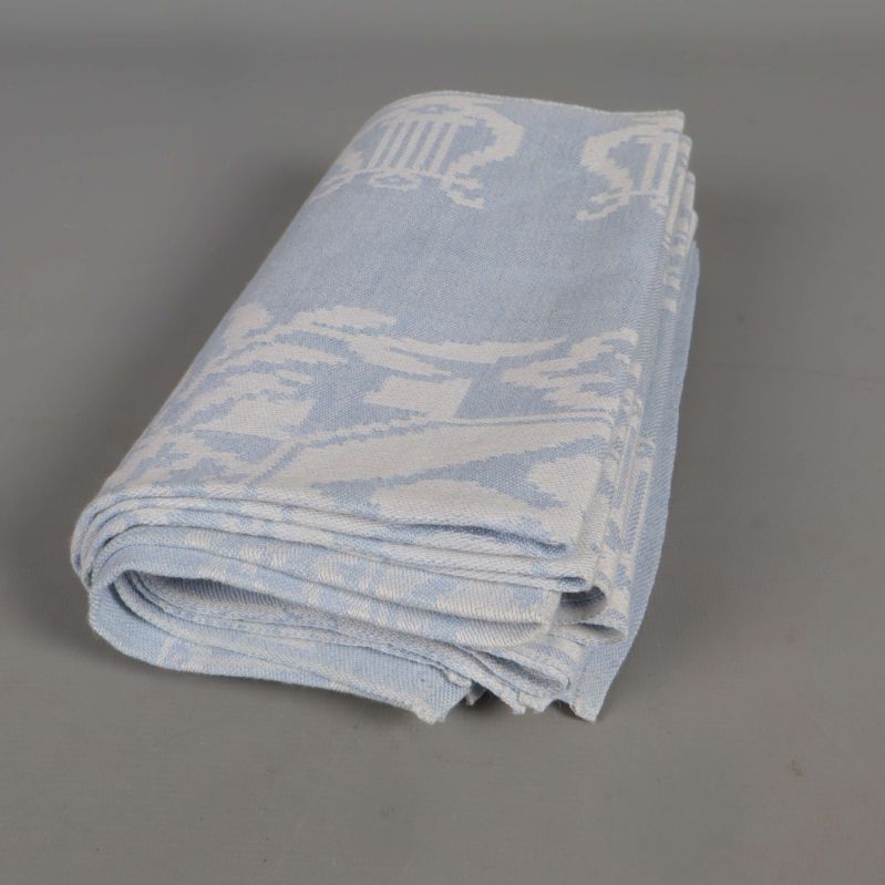 Vikta linneservetter med synligt mönster på långsida