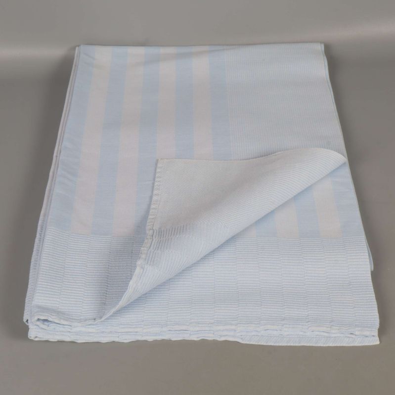 Blåvit randig duk vikt med ena hörnet uppvikt