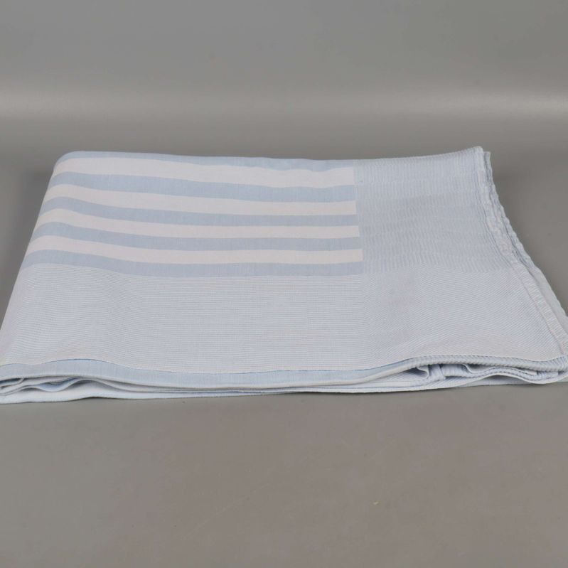 Blåvit randig duk vikt till ett rektangulärt paket