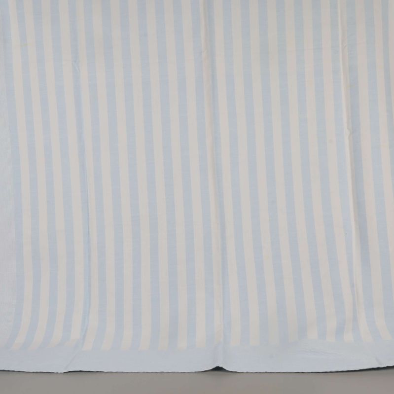 Blåvit duk med breda vertikala ränder utvikt