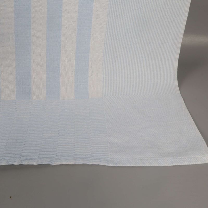 Närbild på kanten av blåvit randig duk