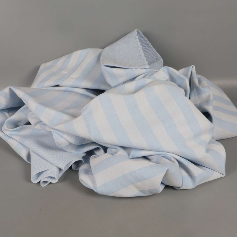 Blåvit randig duk i ett mjukt, oorganiserat tygknippe