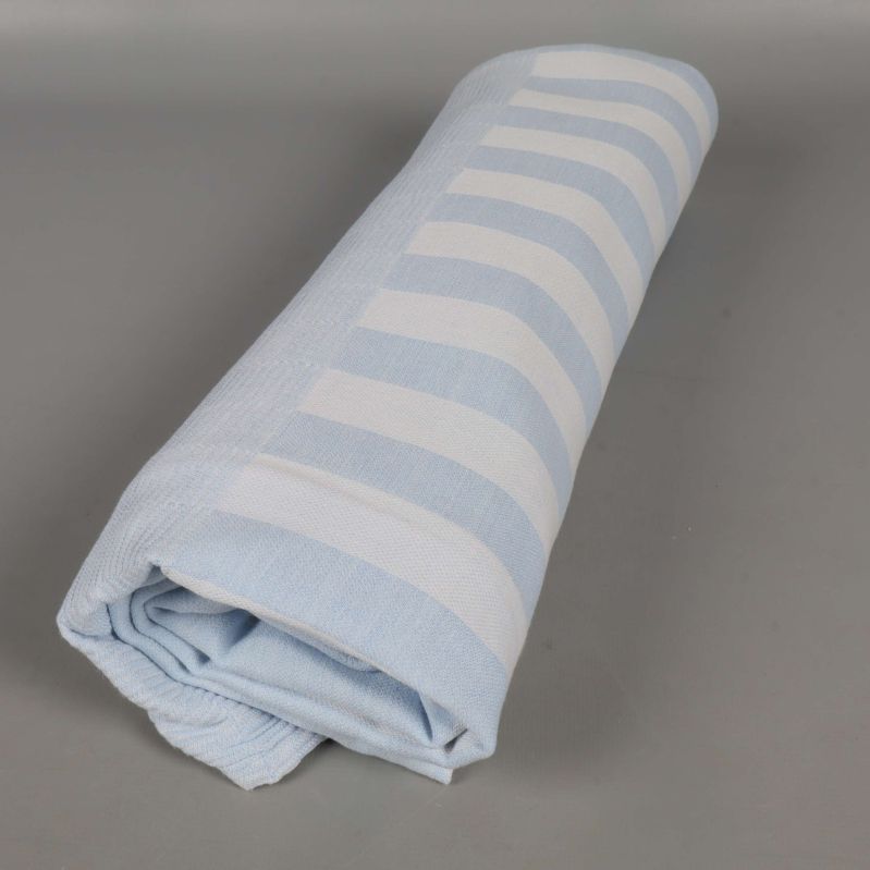 Blåvit randig duk hoprullad på sidan
