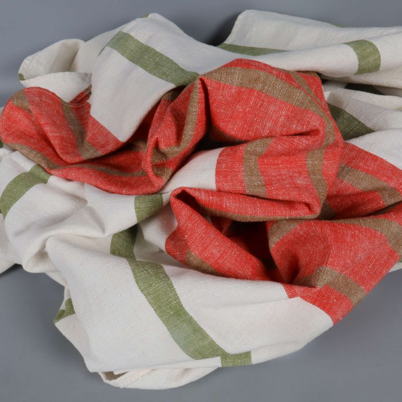 Duk i en mjukt skrynklad hög med synliga ränder