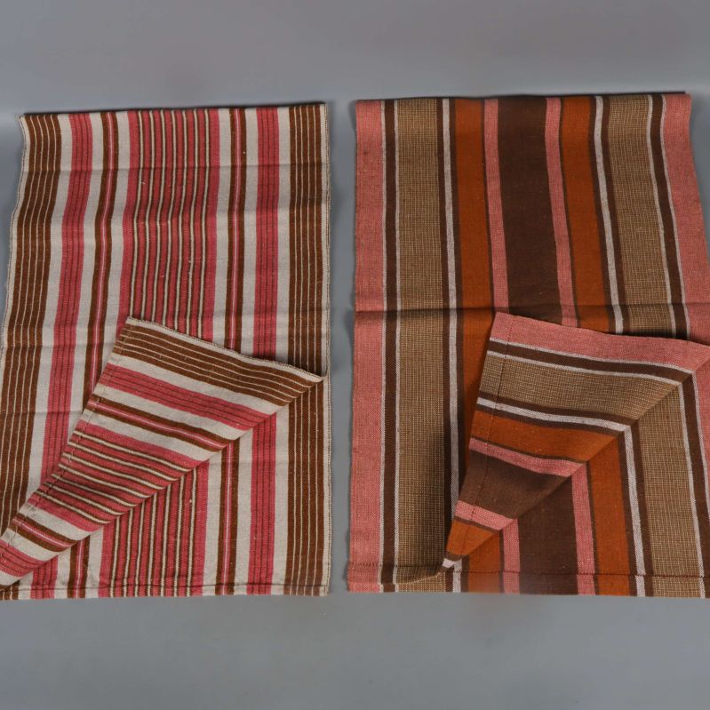 Två färgglada randiga textildukar utbredda på golv