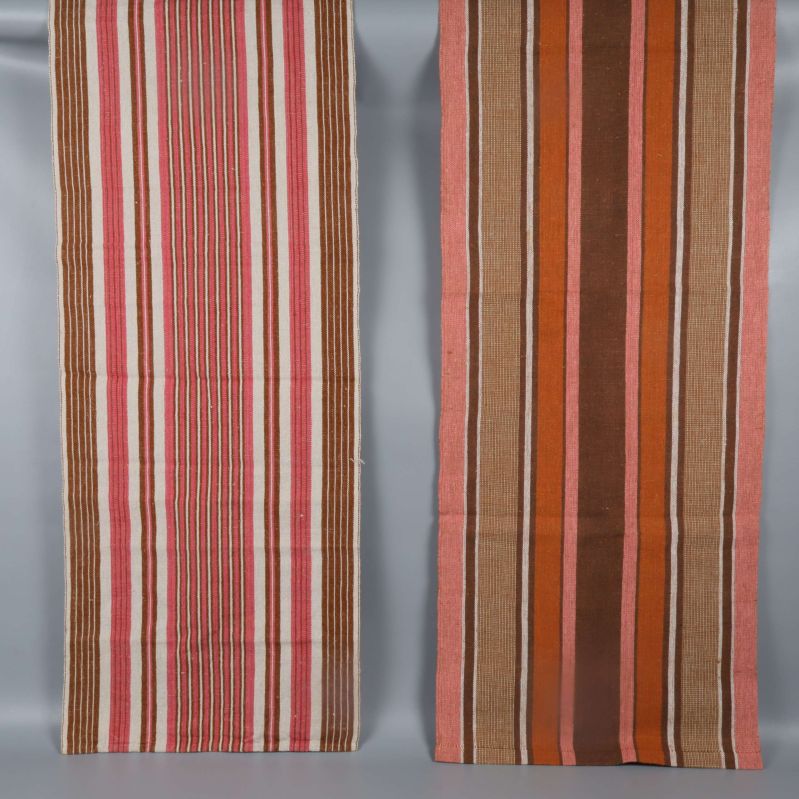 Långa randiga dukar i rött, brunt och vitt