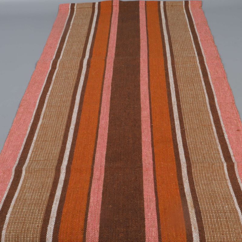 Närbild på duk med bruna och orange ränder