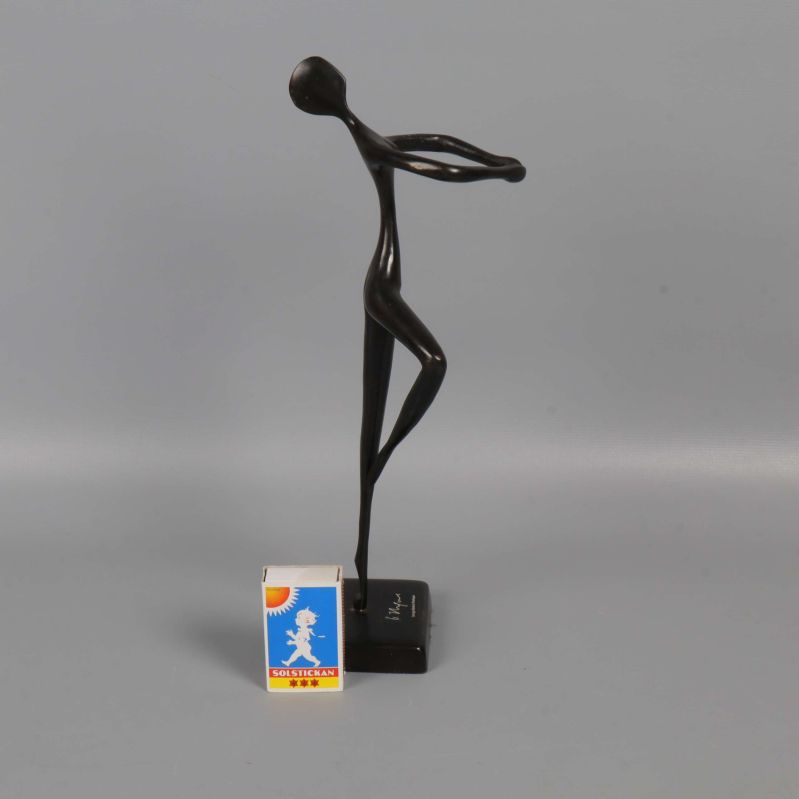 Skulpturen sedd från sidan med tändsticksask för storleksreferens