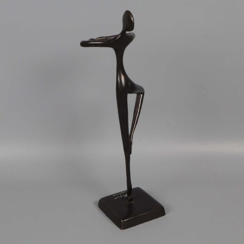 Skulpturen sedd bakifrån med strama linjer och mjuka former