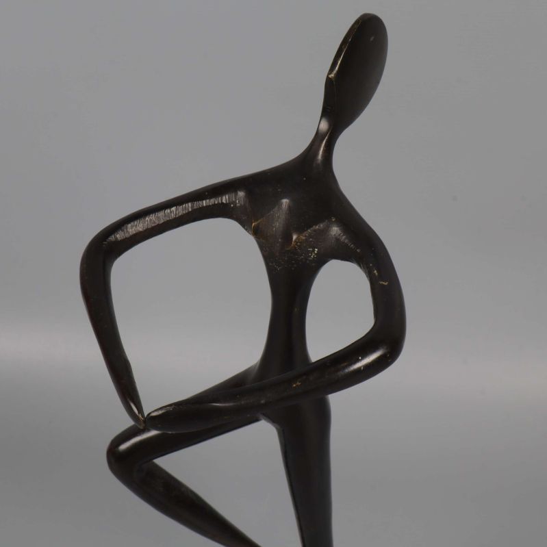 Närbild av överkroppen på den dansande figuren