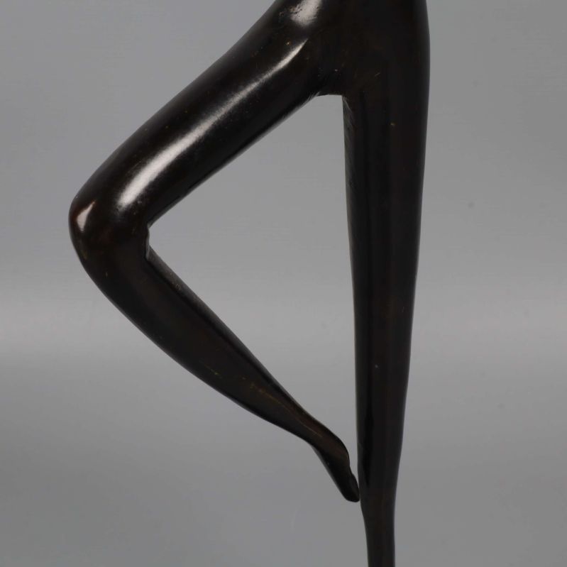 Närbild på benen och foten av den stående figuren