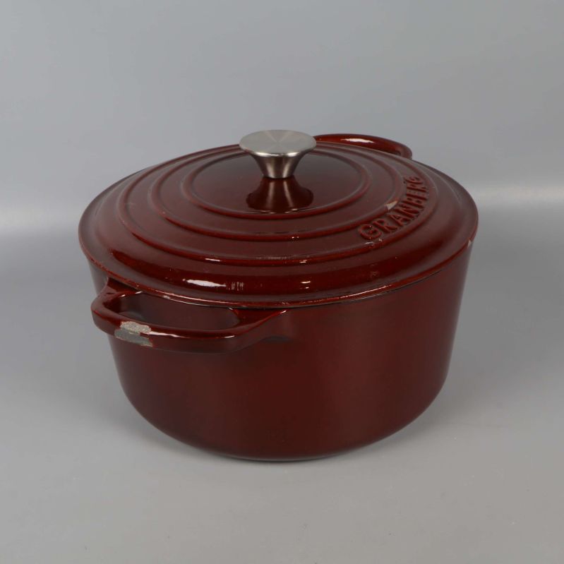 Mörkröd gryta i gjutjärn med silverknopp