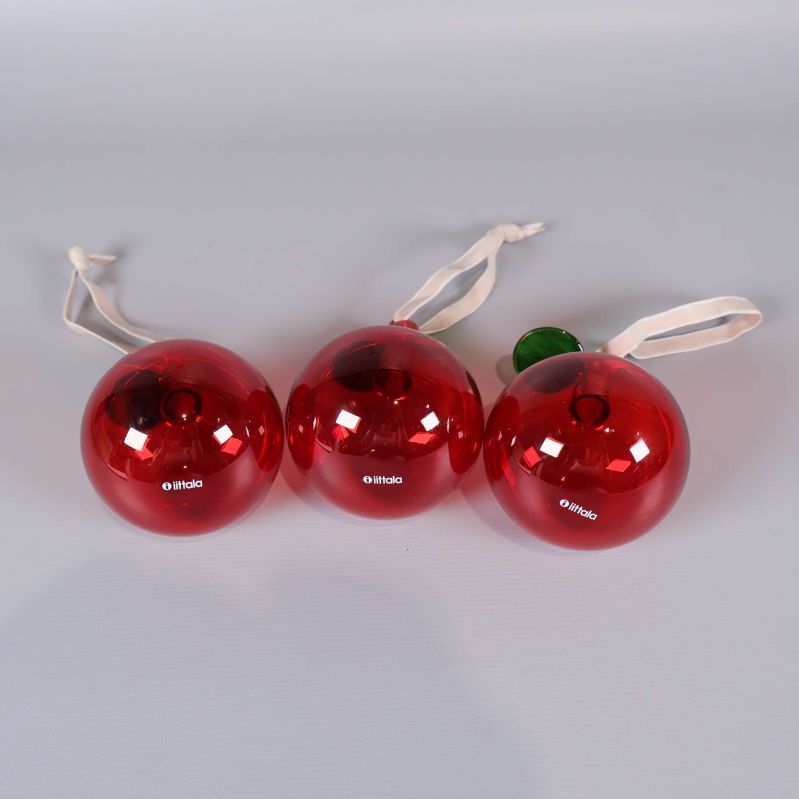 Glasäpplen liggande med Iittala-logotyp synlig på kulorna