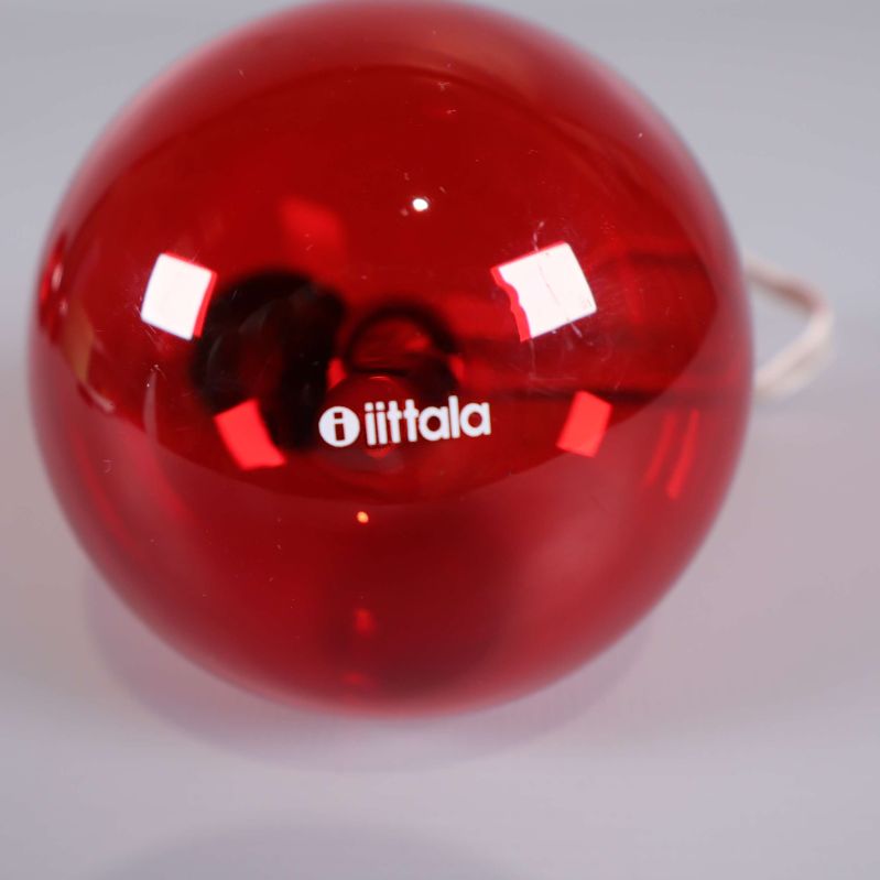 Närbild på glasäpple med Iittala-logotyp