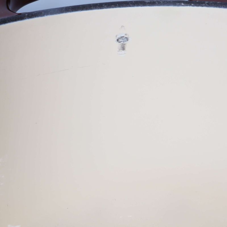 Inre repa och liten skada i grytans emalj