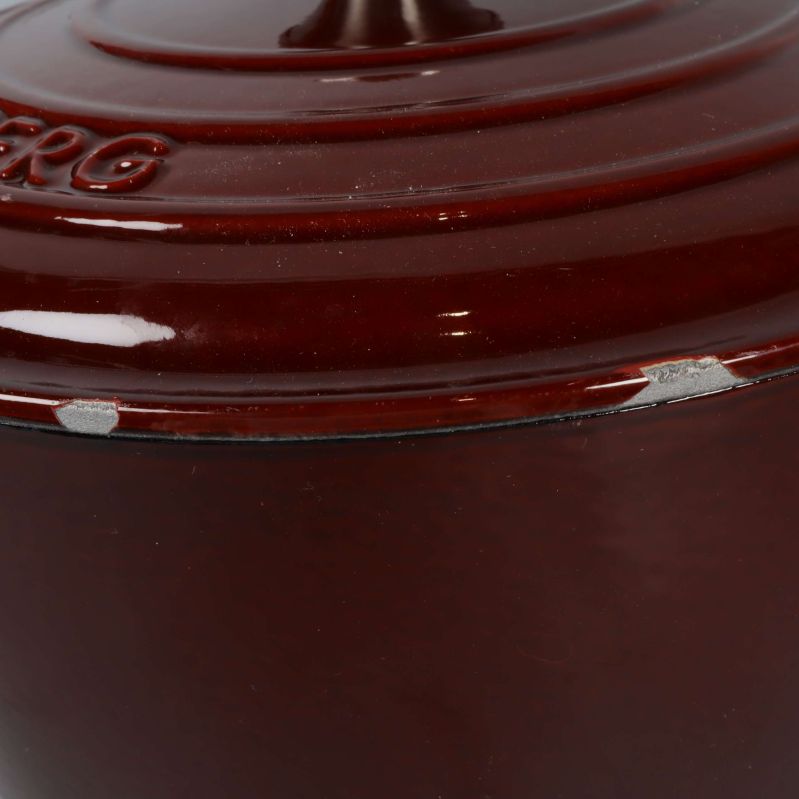 Naggad kant på locket och kanten av grytan